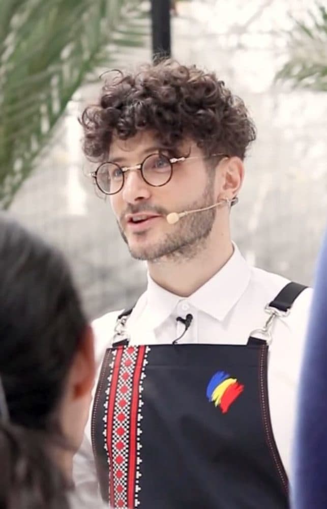 Cristi Oltean, campion național de barista, în concurs la World Barista Championship, cu tricolorul pe șorț
