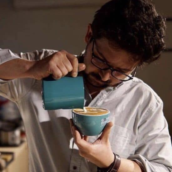Sebastian Ioan Fărcaș, campion național de latte art patru ani la rând, turnând lapte într-o ceașcă
