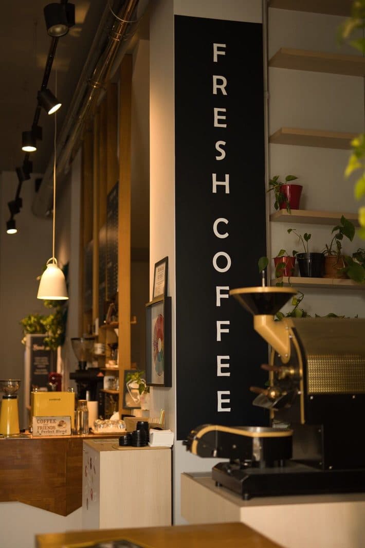 Prăjitor de cafea sub firma „Fresh Coffee”, la First Coffee București — gazda Campionatului Național de Prăjire din 2022