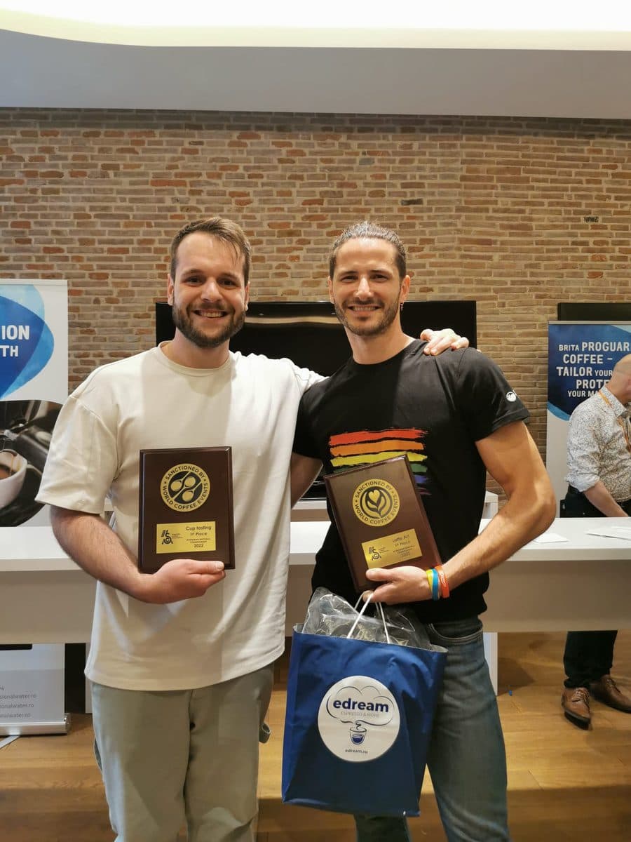 Damian Narița și Cristi Oltean, campioni naționali 2022 la Cup Tasters și Latte Art, cu plăcile „Sanctioned by World Coffee Events” în mâini